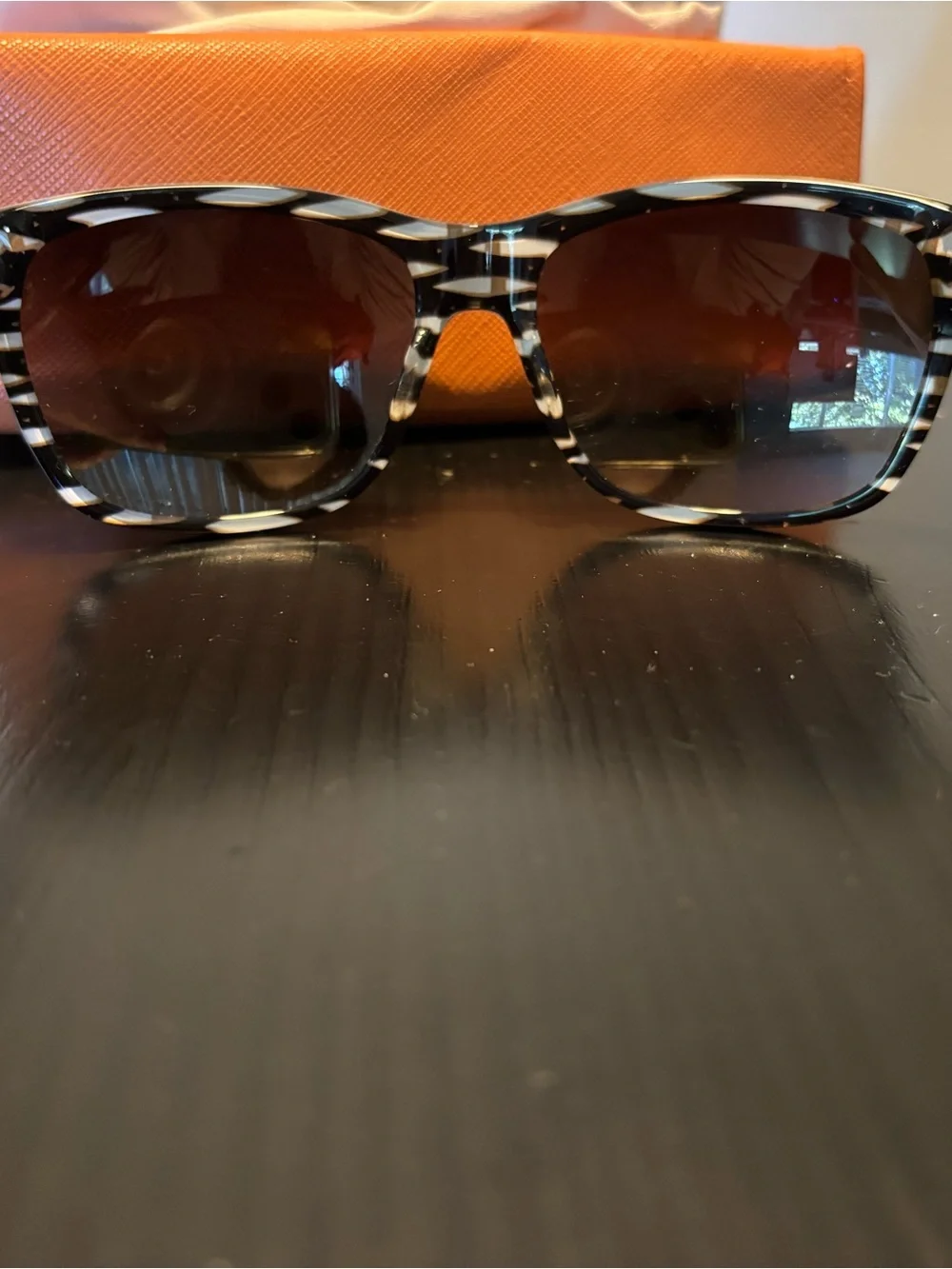 Tory Burch Classic Black Women's Sunglasses with Brown Gradient Lenses